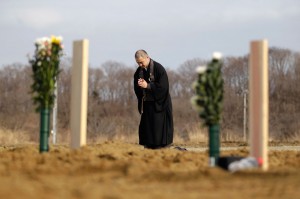A Buddhist monk prays for victims (Reuters/Yuriko Nakao)
